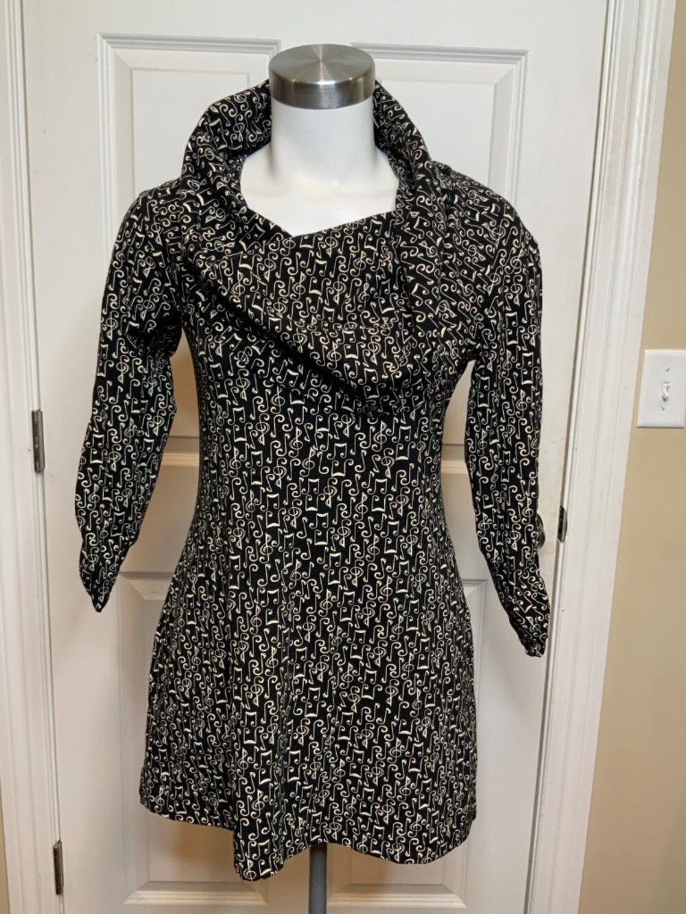 Effie's Heart Black Music Note Print Cowl Neck Long Top, Size S